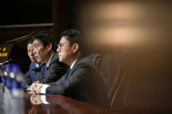 他对电话答录机说话时，引述穆尔瑙从大溪地写给母亲信中的话，说:记住了，我不论在哪儿，在哪间房子在哪个国家，都不自在。